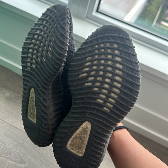Yeezy Boost 350 V2 - Picture 2 of 6